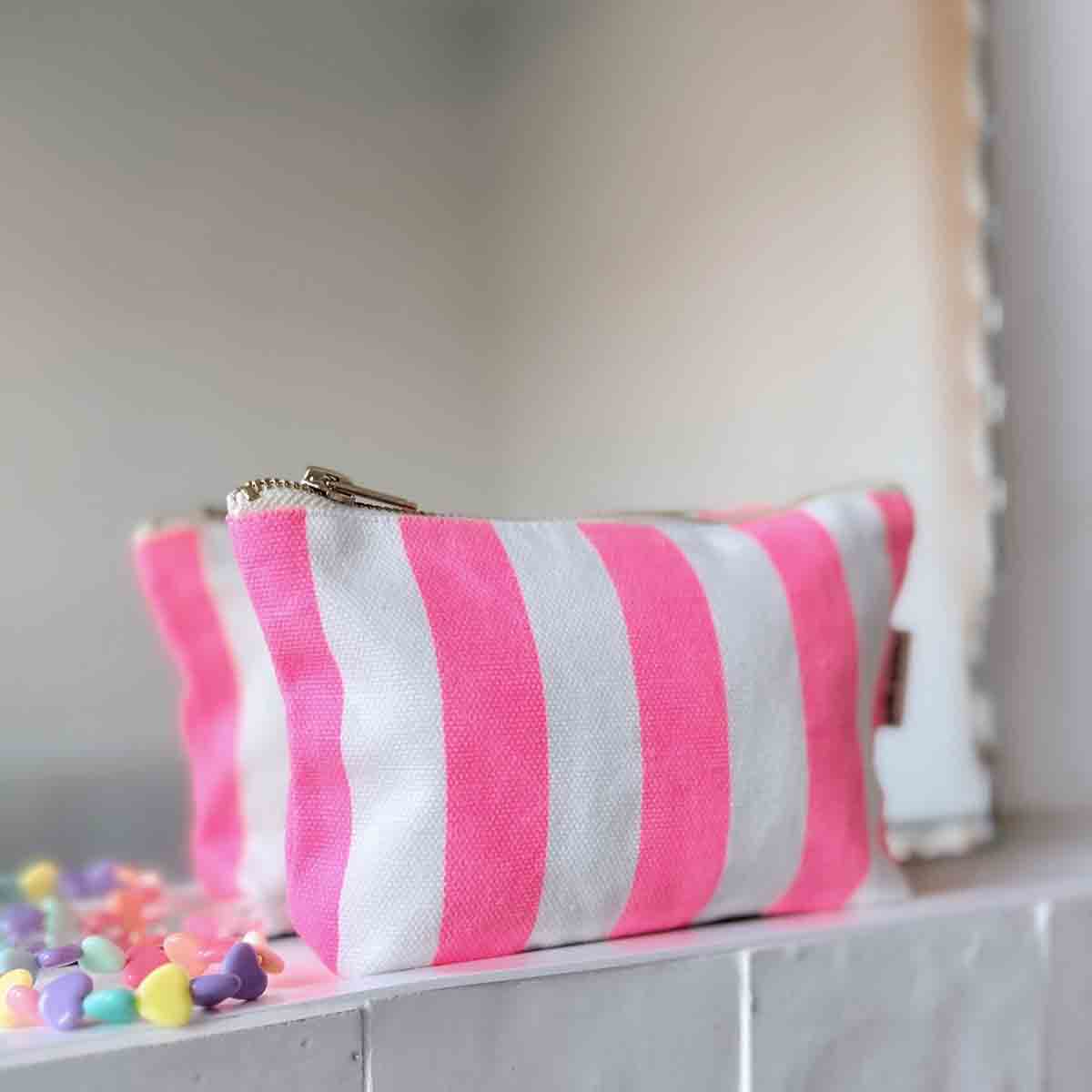 Kosmetiktasche Sofia mit neonpinken Streifen