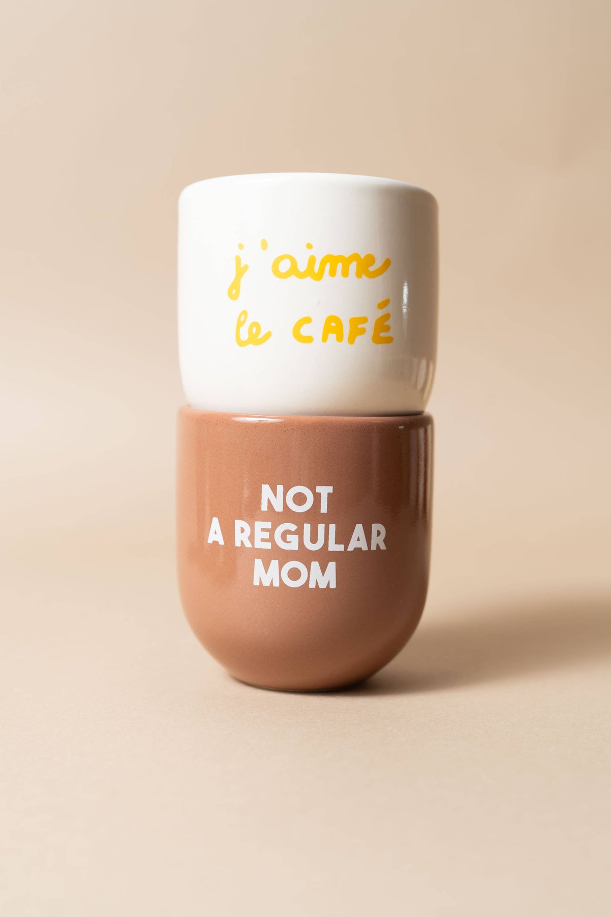Sisi Tasse „Not a Regular Mom“ – handgefertigte Keramiktasse