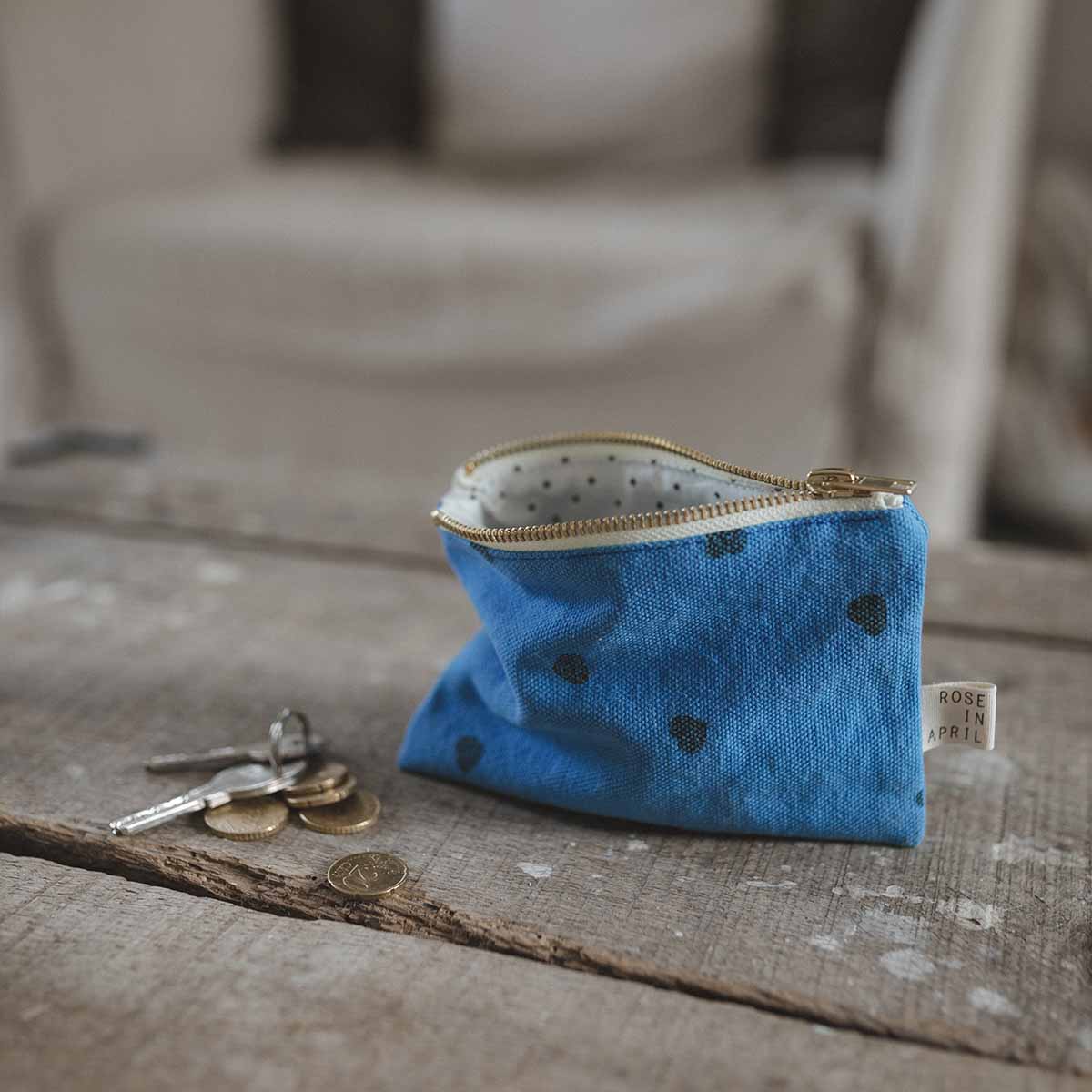 Marie-Geldbörse in griechischem Blau mit Herzmotiv