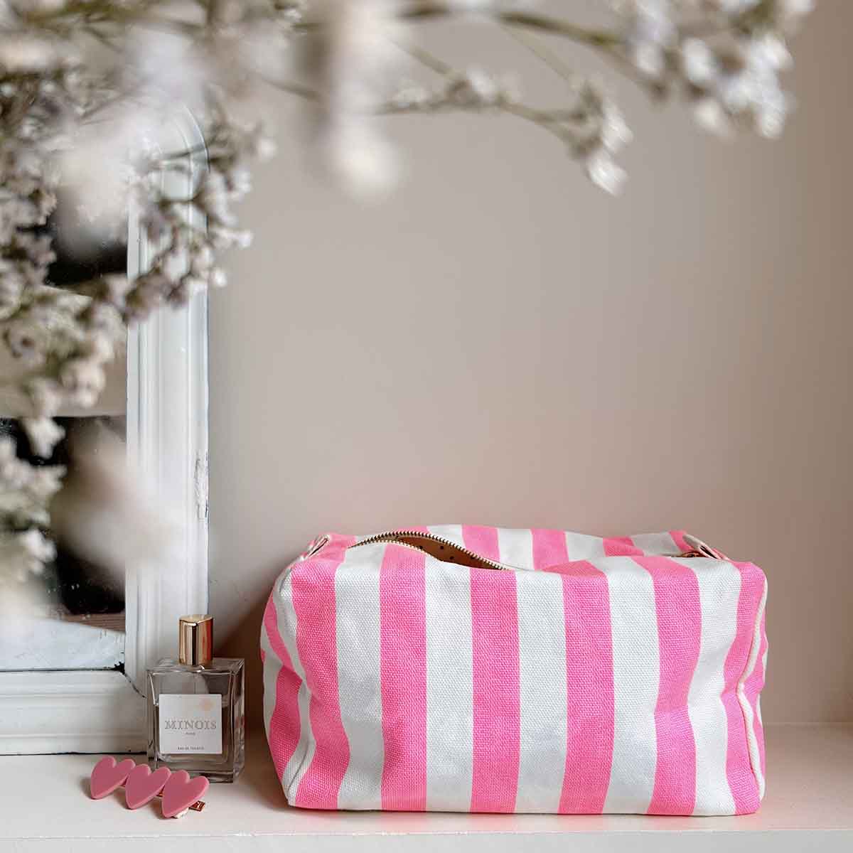 VIC Kulturtasche mit neongelben Streifen in Pink