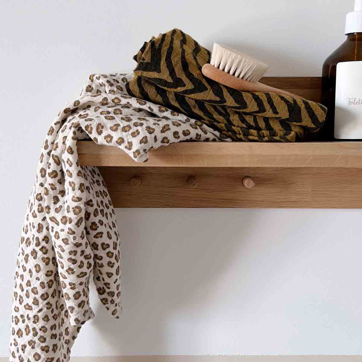 Bianca Mulltuch mit Mini-Leopardenmuster in Greige