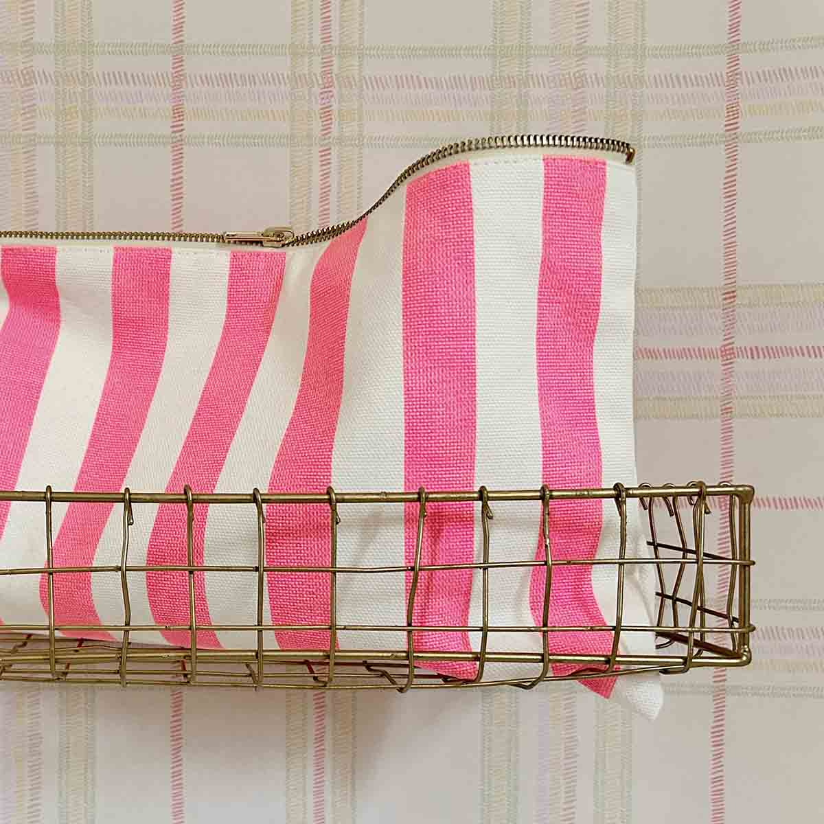 LILI Flache Tasche mit Streifen in Neonpink