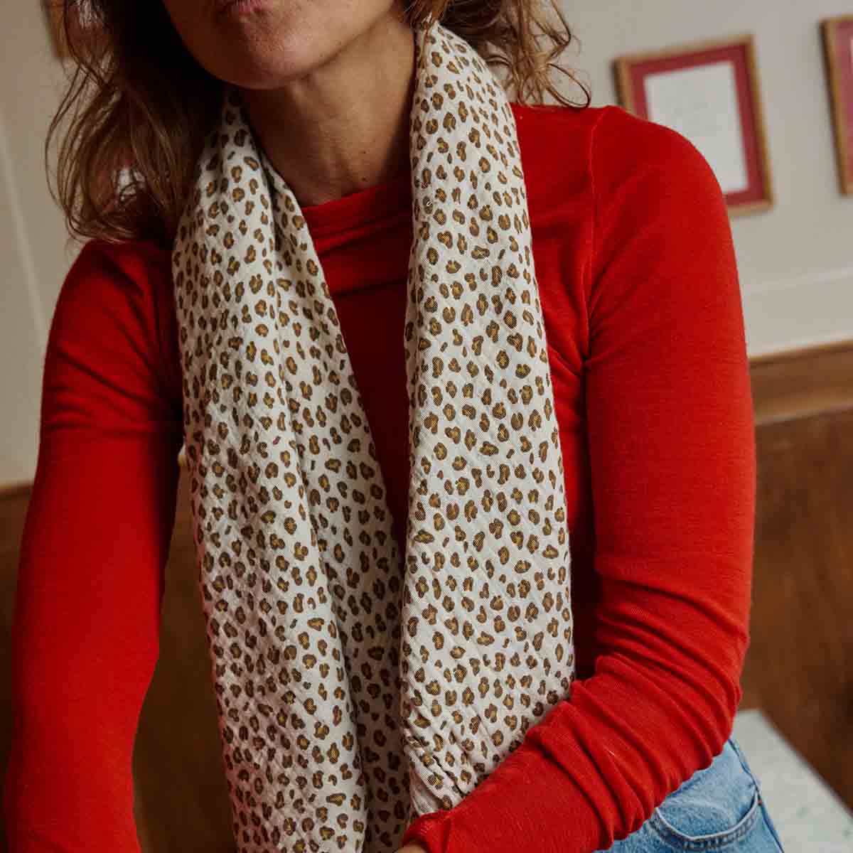 Bianca Mulltuch mit Mini-Leopardenmuster in Greige