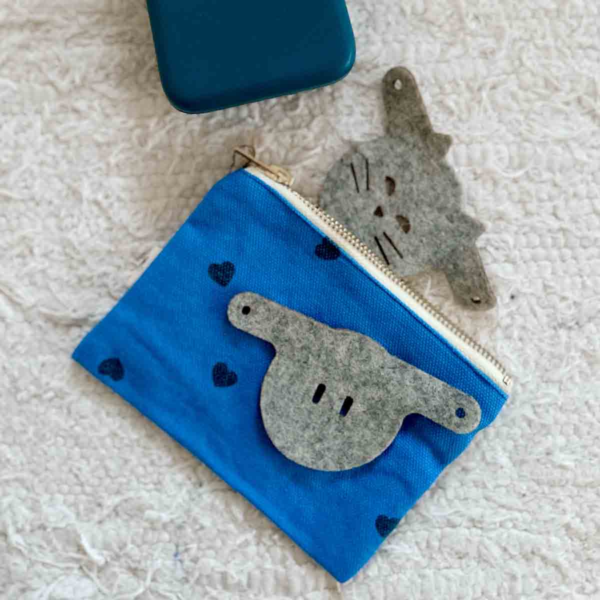 Marie-Geldbörse in griechischem Blau mit Herzmotiv