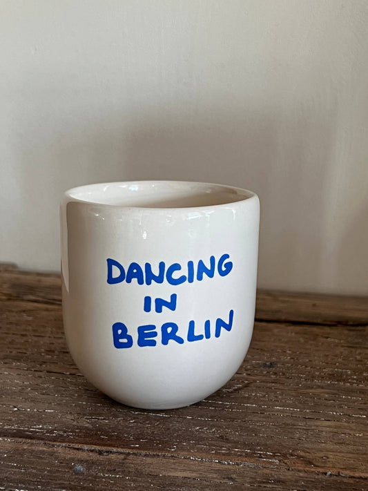 Sisi-Tasse, Tanzen in Berlin