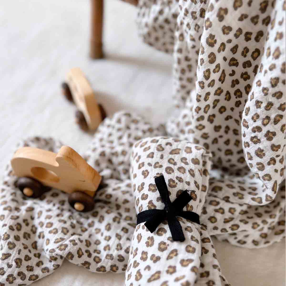 Bianca Mulltuch mit Mini-Leopardenmuster in Greige