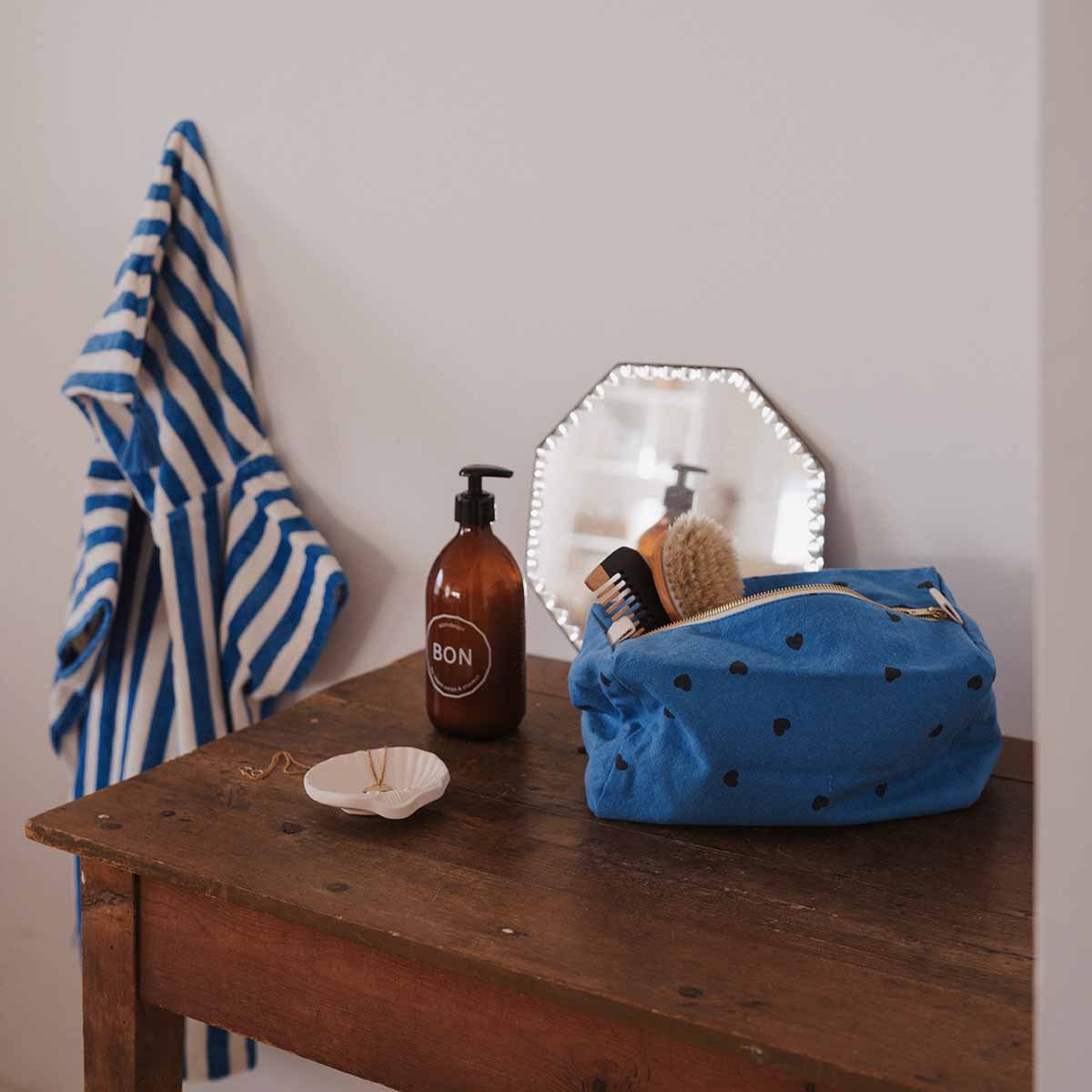 VIC Kulturtasche mit Herzprint in Greek Blue