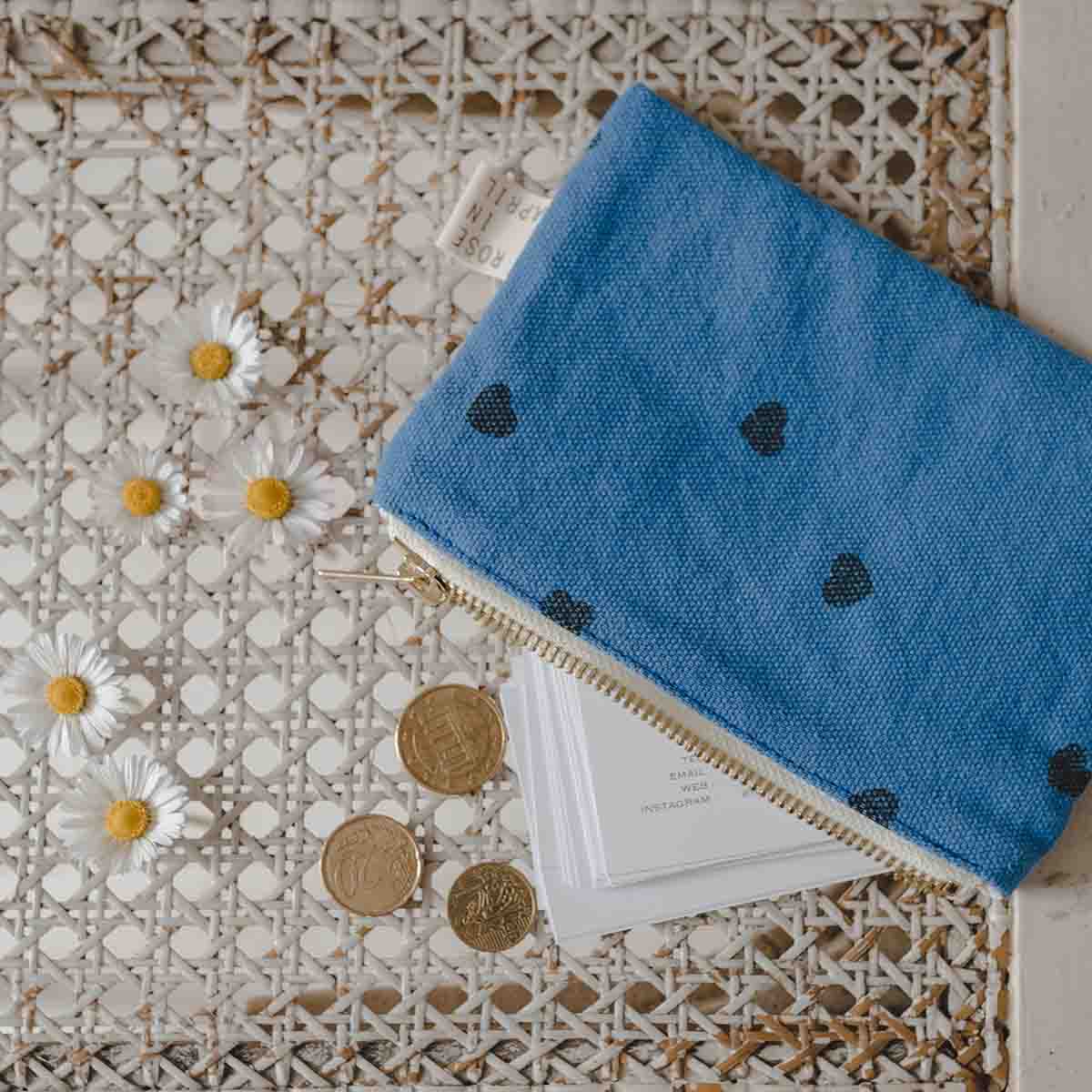 Marie-Geldbörse in griechischem Blau mit Herzmotiv