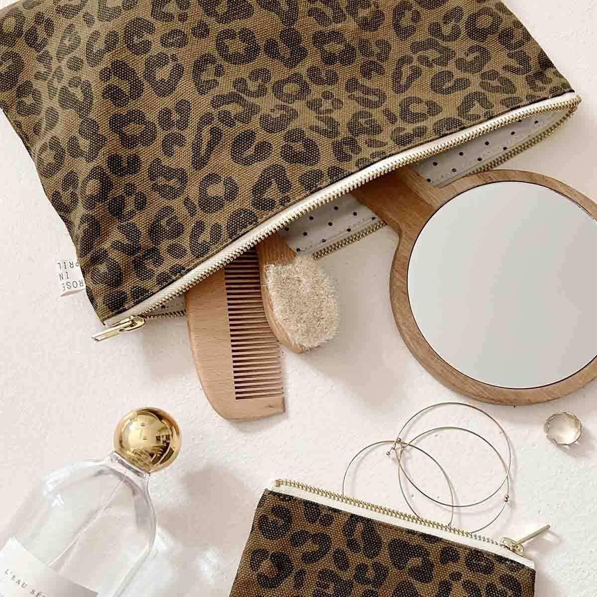 LILI Flache Kosmetiktasche mit Leopardenmuster in Olivgrün