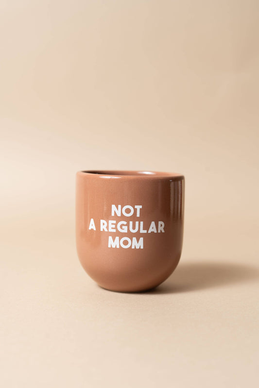 Sisi Tasse „Not a Regular Mom“ – handgefertigte Keramiktasse