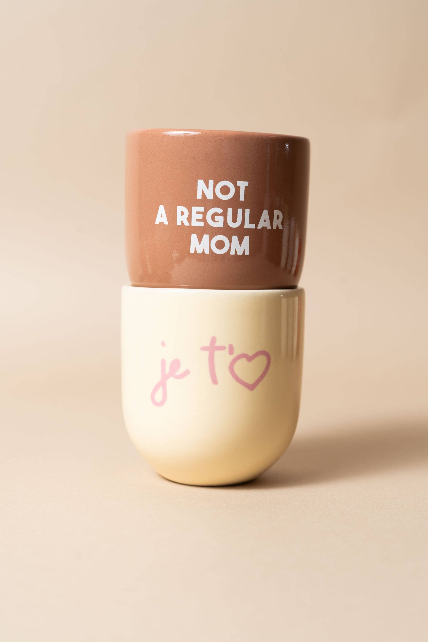 Sisi Tasse „Not a Regular Mom“ – handgefertigte Keramiktasse