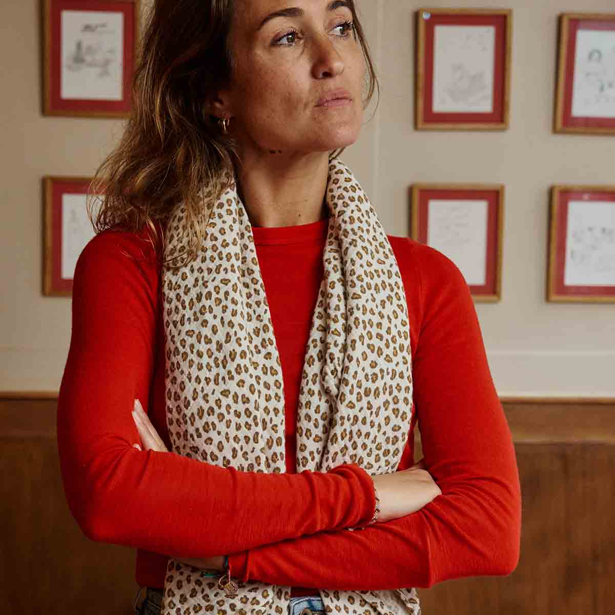 Bianca Mulltuch mit Mini-Leopardenmuster in Greige
